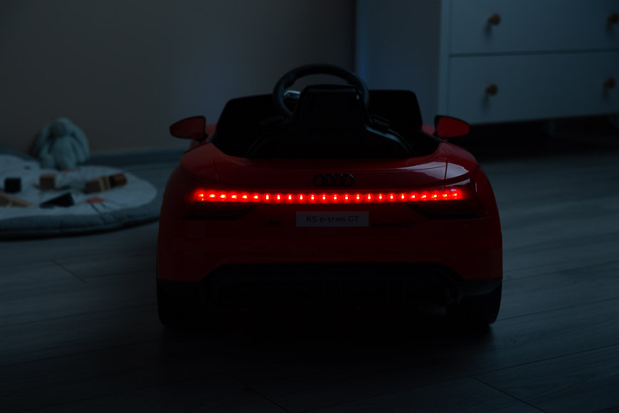 Nelik-samochod-na-akumulator-dla-dzieci-Audi-czerwony-swiatla-led
